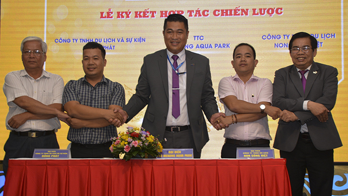 Lễ ký kết hợp tác chiến lược giữa TTC Mekong Aqua Park và các đơn vị doanh nghiệp lữ hành tại chương trình - Ảnh: Trần Lợi.